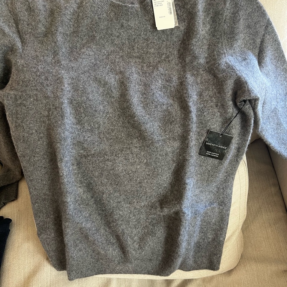 Saks fifth Avenue 100% cashmere gray sweater